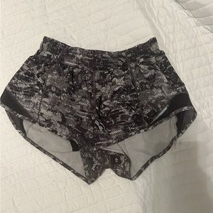 Lululemon Hotty Hot size 4 - black and white patterned
